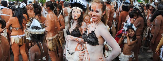 Turisté v průvodu festivalu Tapati Rapa Nui na Velikonočním ostrově