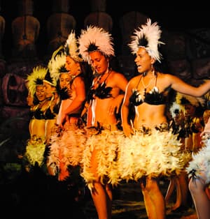 Rapanujské dívky tančí na večerní scéně festivalu Tapati Rapa Nui.