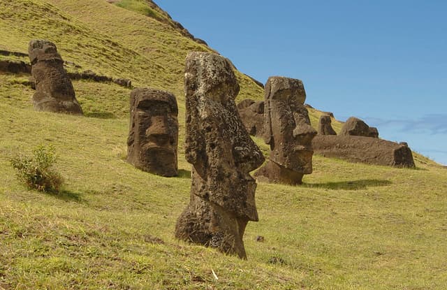 De moaigroeve van Rano Raraku