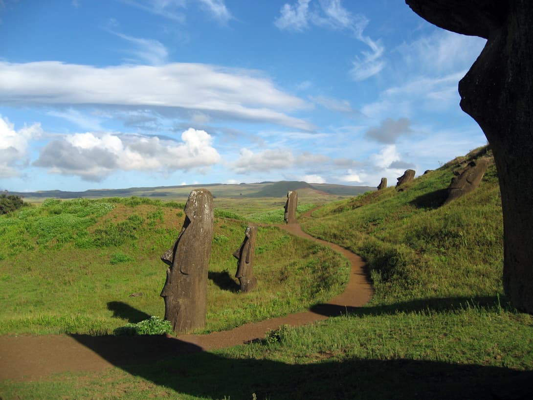 Sochy moai v lomu Rano Raraku.