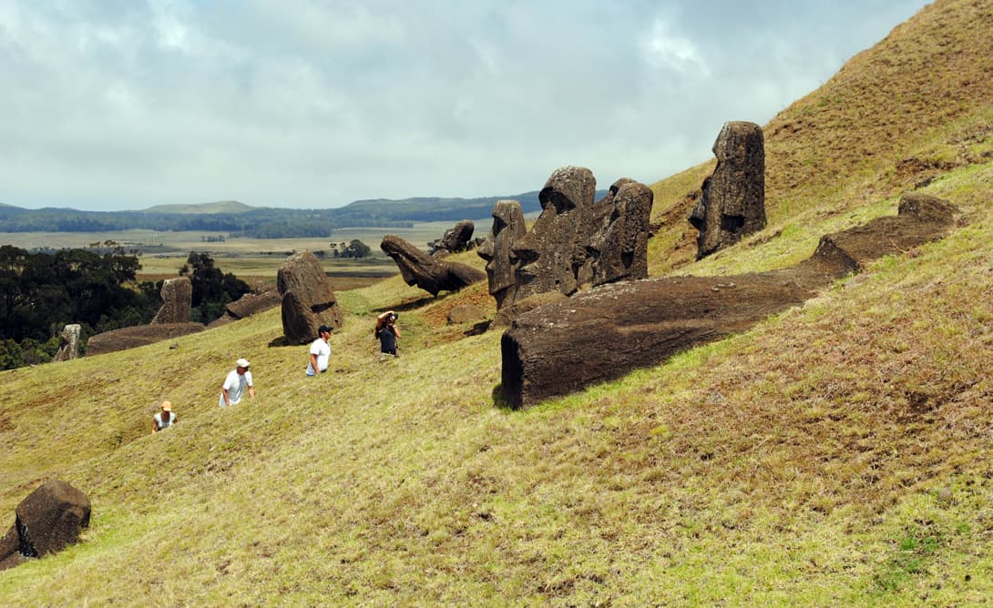 Sochy moai ke konci stezky lomem, ještě před klečícím moai.