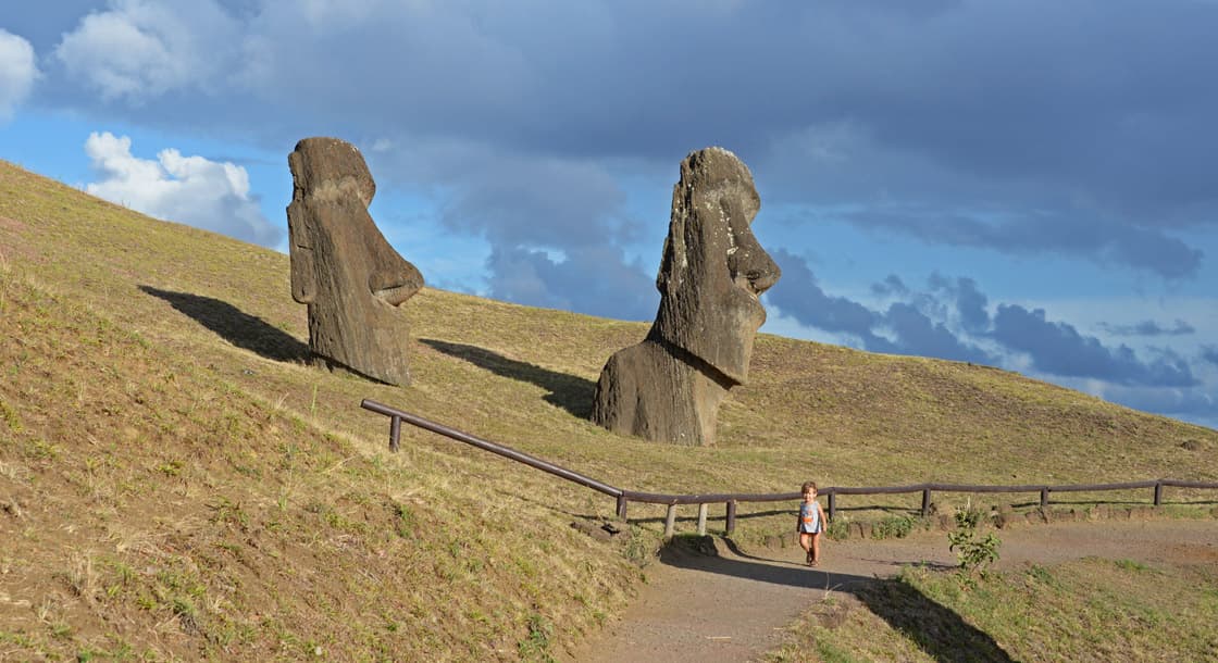 Odpolední slunce osvětluje tváře dvou nejklasičtějších soch na Rano Raraku.