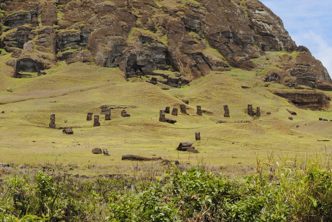 Letní poledne u vstupu do areálu Rano Raraku.