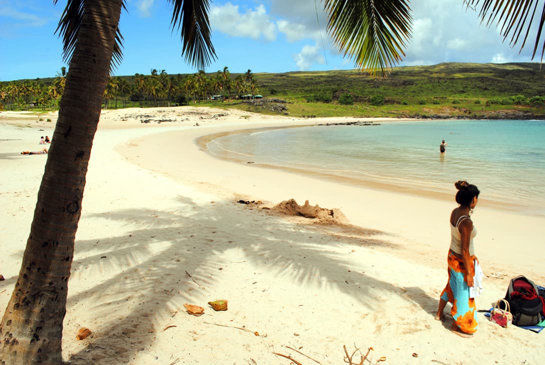 Anakena est la plus grande plage de sable de Rapa Nui.