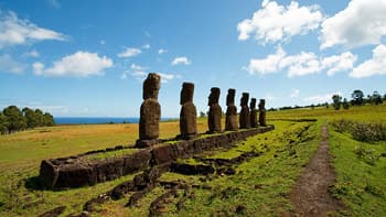 Sochy moai na Ahu Akivi hledí k oceánu – ranní pohled.