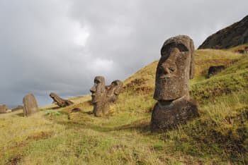 โมอายของเกาะอีสเตอร์ในแหล่งผลิตรูปสลักราโนรารากู
