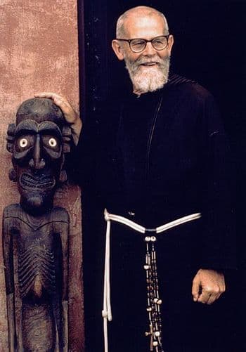 Otec Sebastian Englert se soškou moai kava-kava.