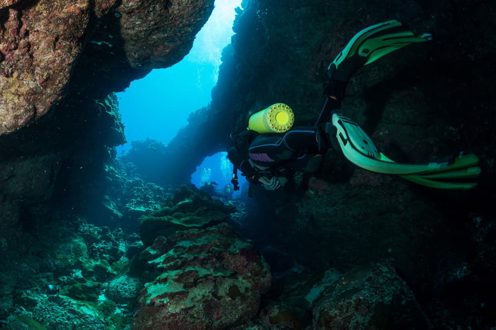นักดำน้ำกำลังว่ายน้ำ © Atariki Diving Center