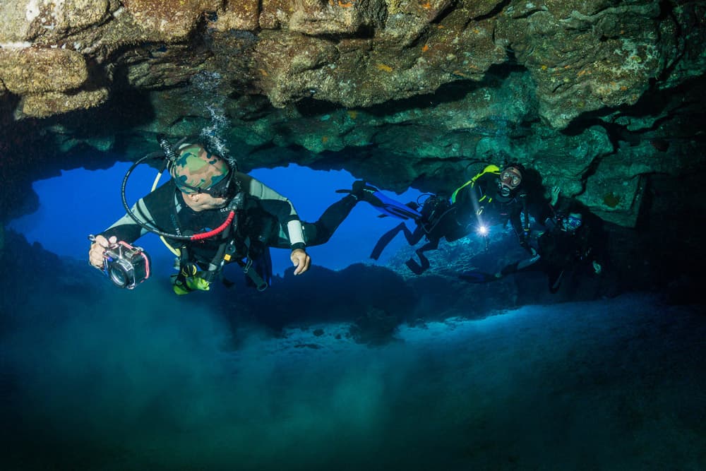สำรวจถ้ำใต้น้ำ © Atariki Diving Center